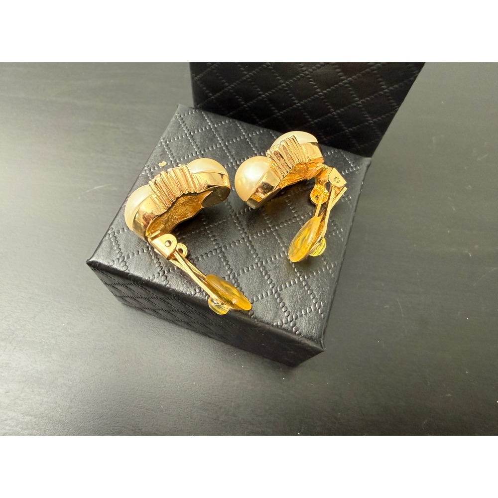 Dior Vintage Gold Tone Faux Pearl Rhinestone Clip On Earrings costume  jewelry - Picture 6 of 8